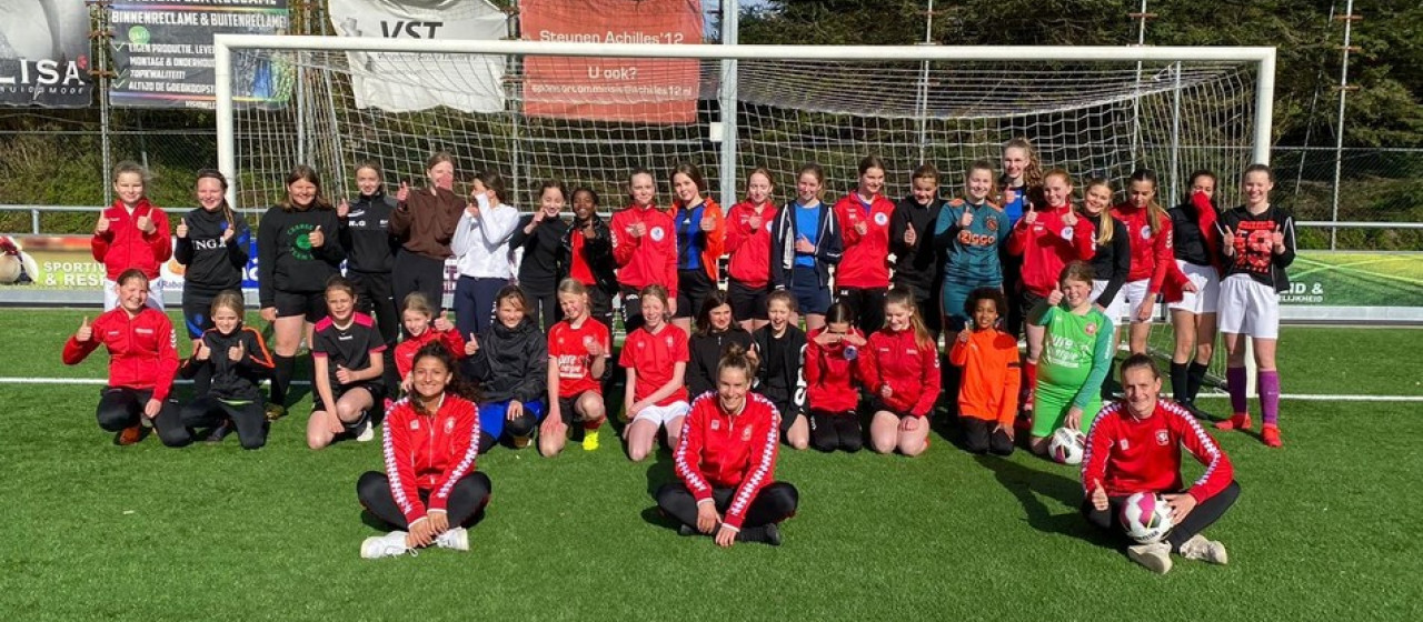 30 meiden krijgen clinic van FC Twente Vrouwen en Scoren in de wijk