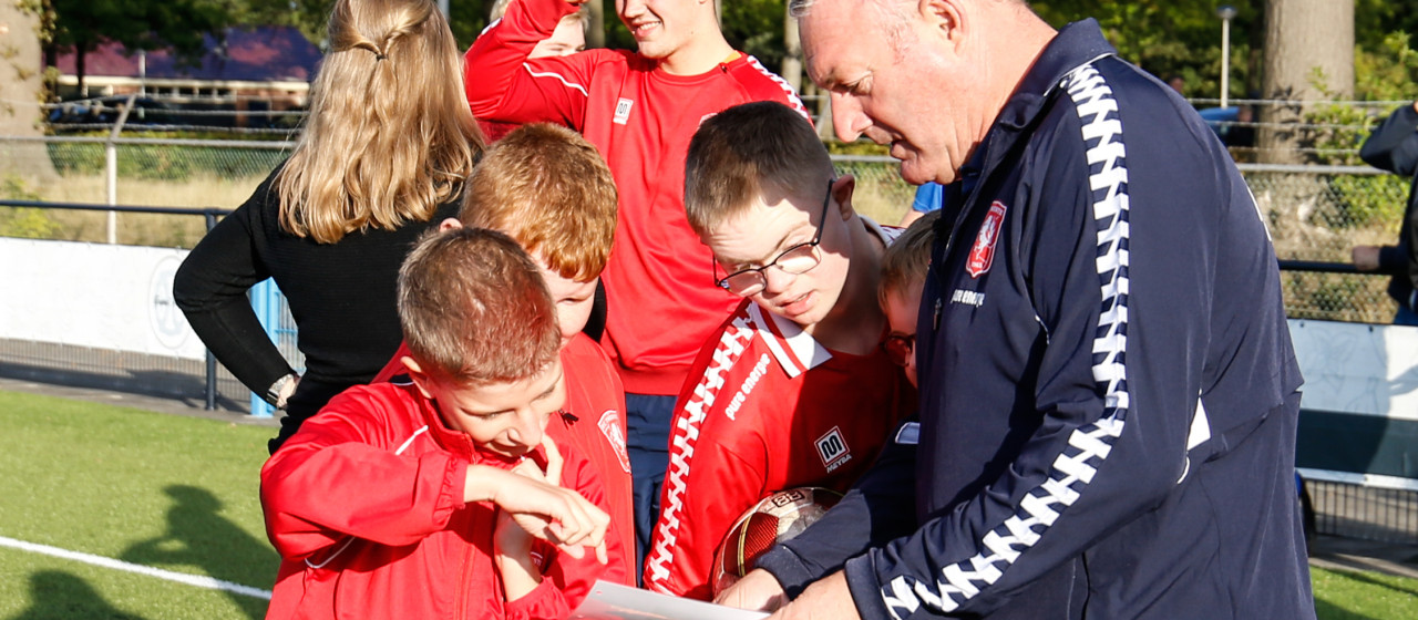 Coaches on Tour: Ron Jans en Jeffrey de Visscher verzorgen training bij FC Eibergen