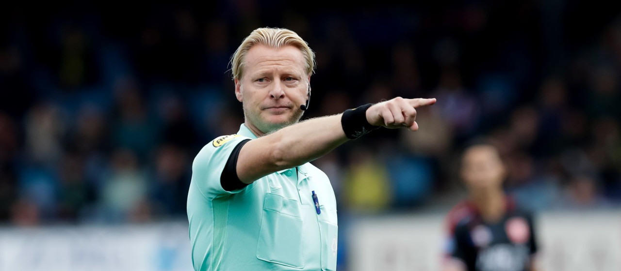 Kevin Blom fluit FC Twente - N.E.C.