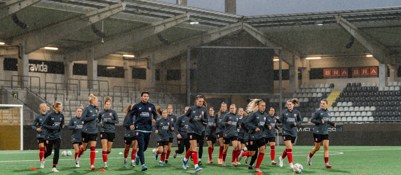 FC Twente Vrouwen traint in Bravida Arena