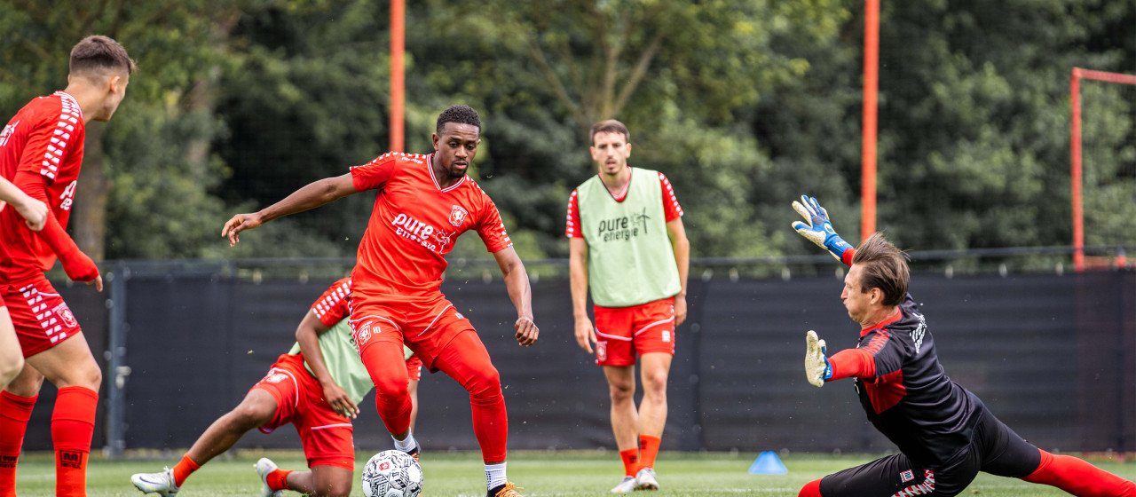 FC Twente oefent zaterdag tegen sv Bon Boys