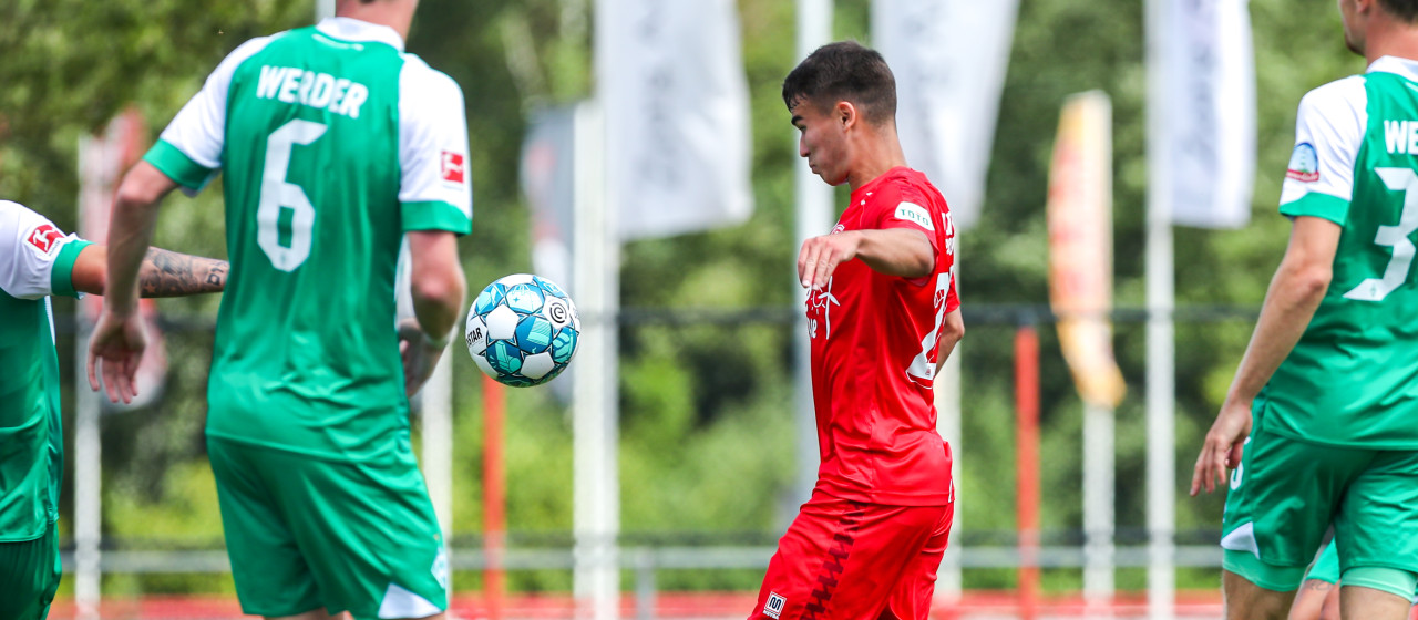 FC Twente speelt in besloten oefenwedstrijd gelijk tegen Werder Bremen