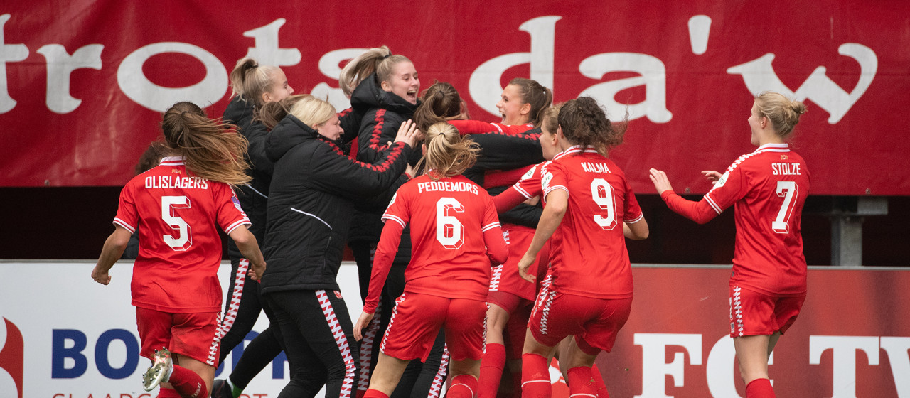 Kerstin Casparij schiet FC Twente Vrouwen langs Ajax 