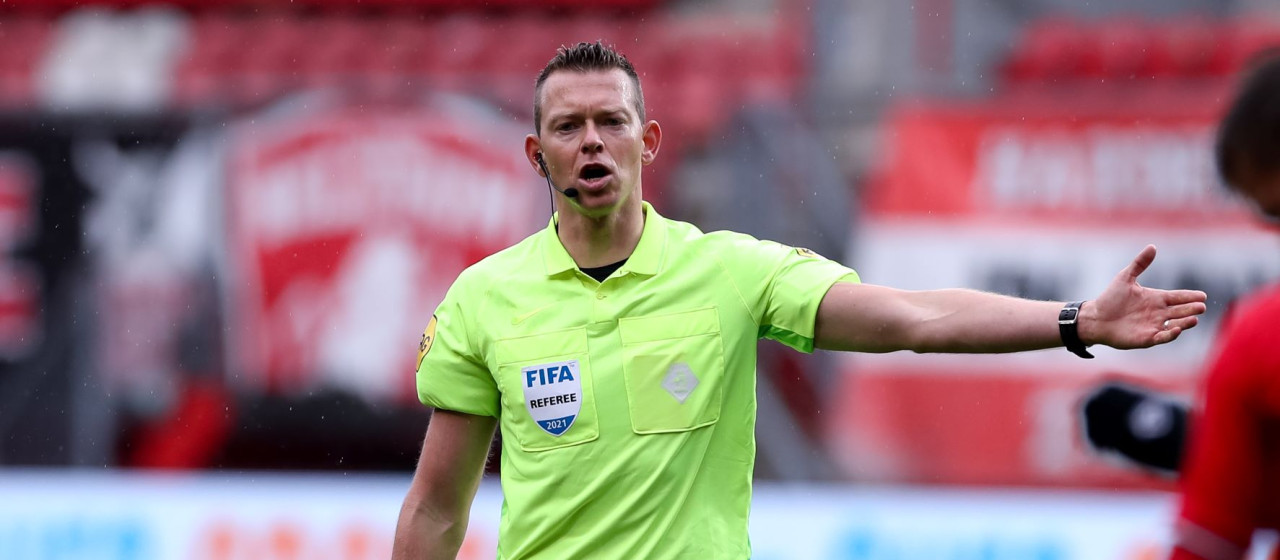 Allard Lindhout fluit GA Eagles - FC Twente