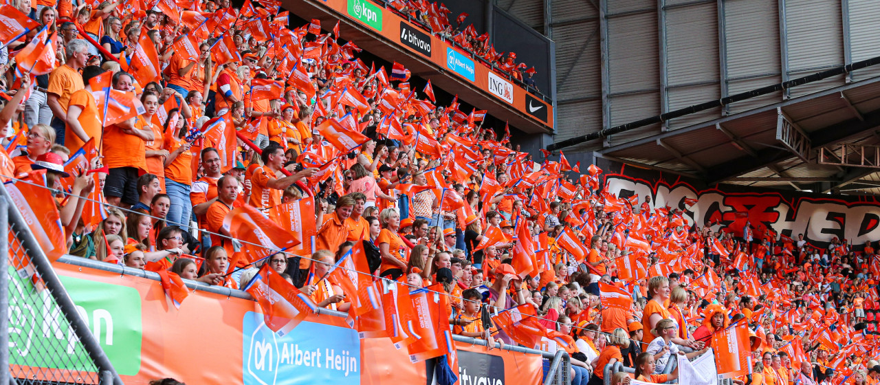 OranjeLeeuwinnen winnen uitzwaaiwedstrijd in Enschede