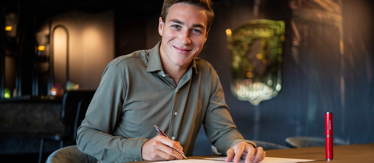 Carel Eiting tekent contract bij FC Twente
