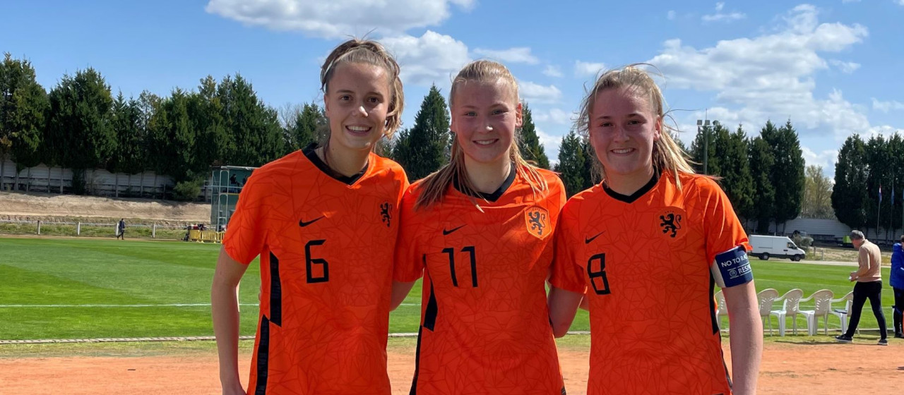 Kaptein, Kroese en Kroezen winnen met Oranje onder 17
