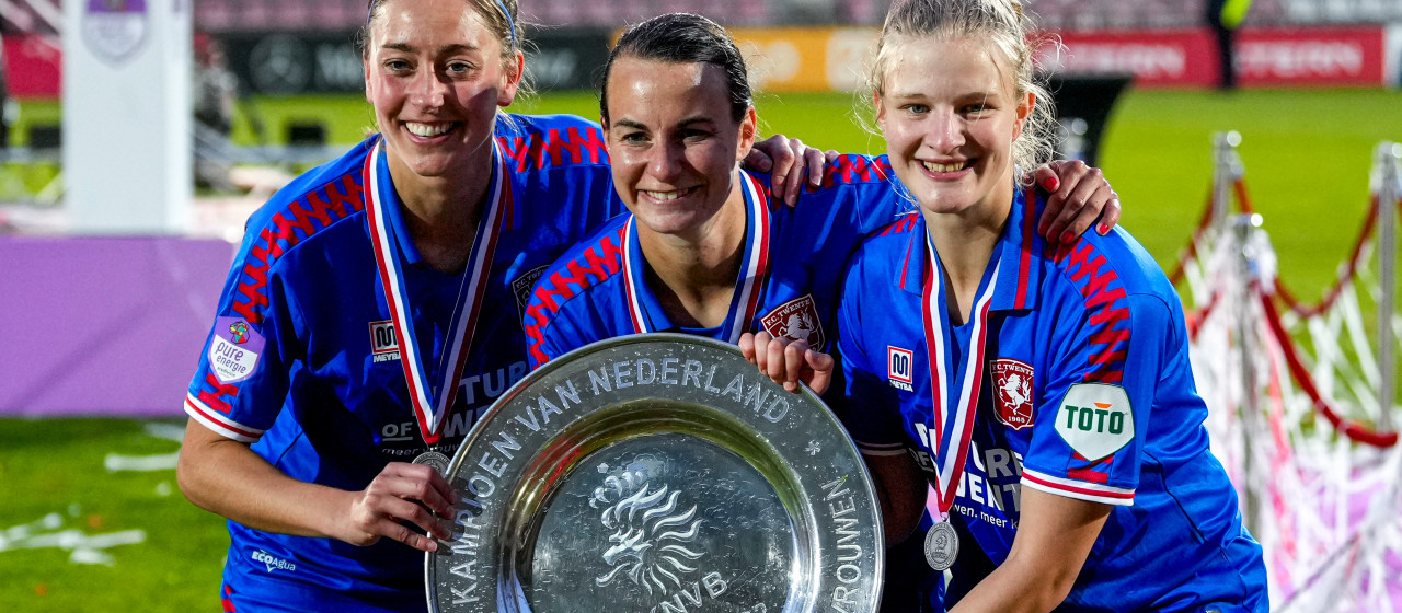 FC Twente Vrouwen: zondag op de foto met de kampioensschaal 