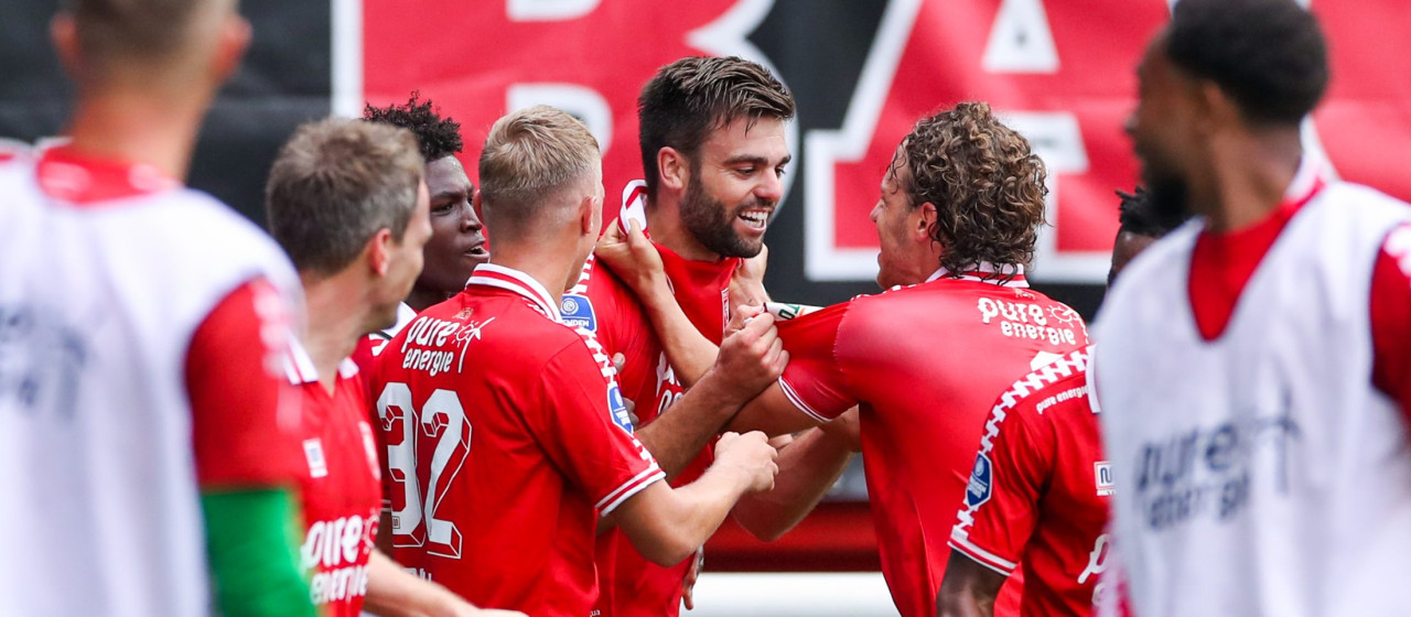 Pröpper schiet FC Twente met fantastische goal naar zege