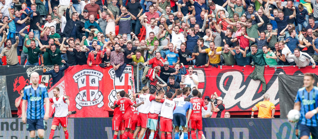 Robin Pröpper schiet FC Twente naast Ajax (1-1)