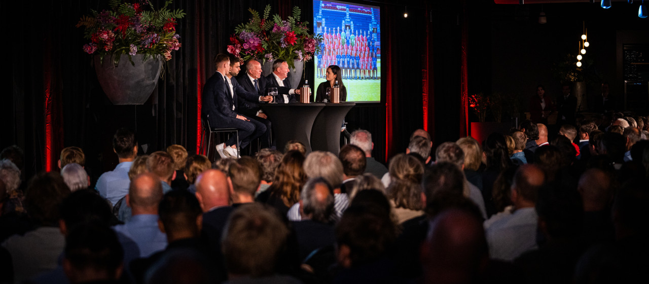 Spelerspresentatie tijdens businessavond