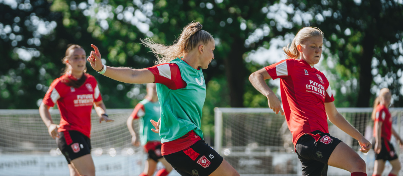 Training FC Twente Vrouwen in beeld
