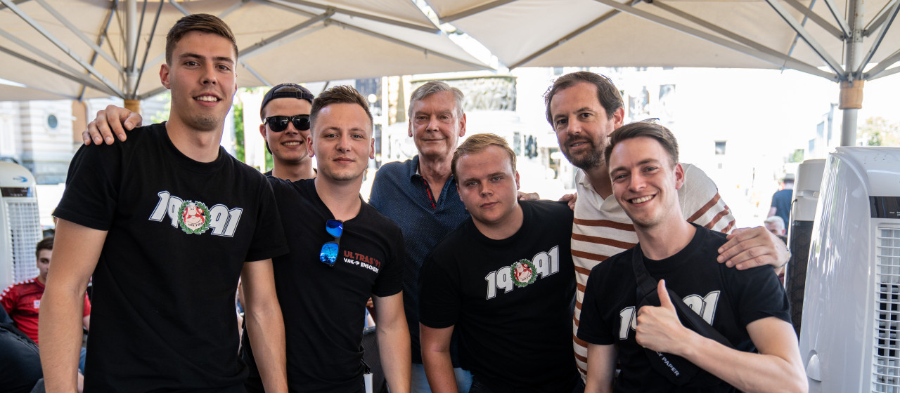 Twentse supporters in Belgrado - Altijd en overal