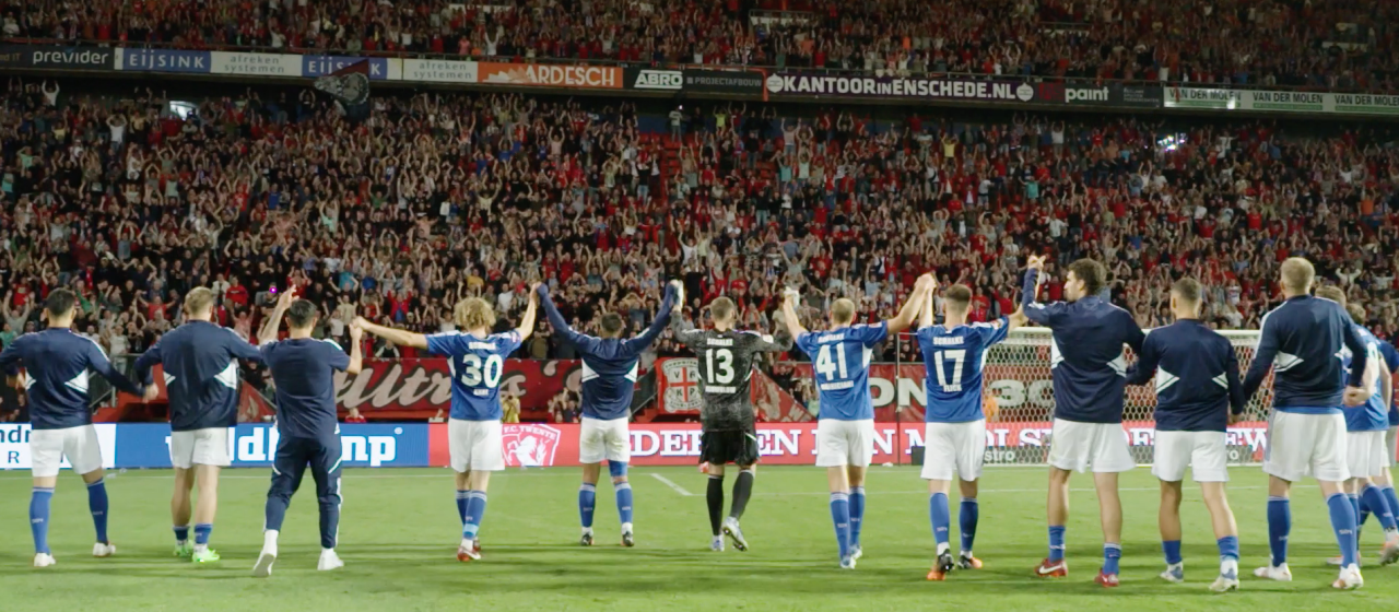 Van Binnenuit | Aankomst Tzolis en supporters bedanken Schalke-spelers