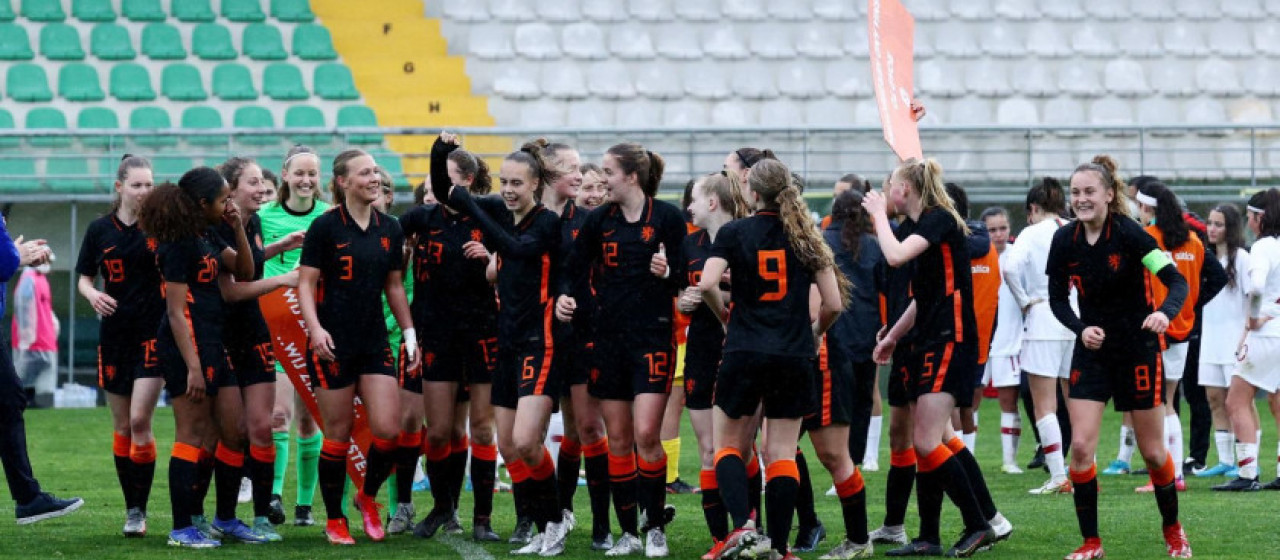 Sterre Kroezen en Fieke Kroese in EK-selectie Oranje onder 17