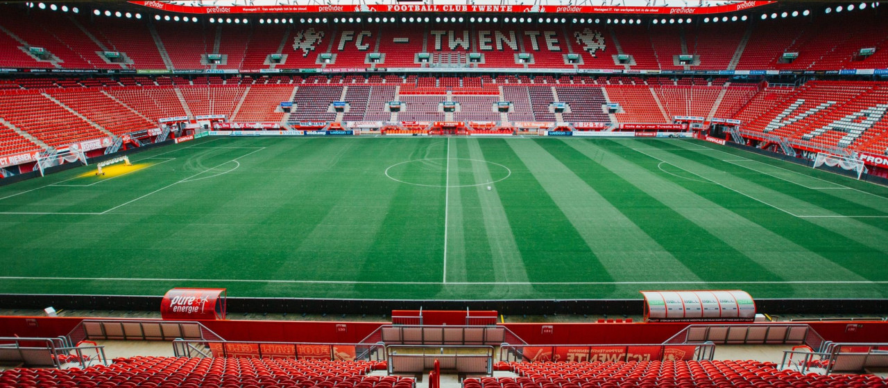 FC Twente distantieert zich van politiek getint spandoek